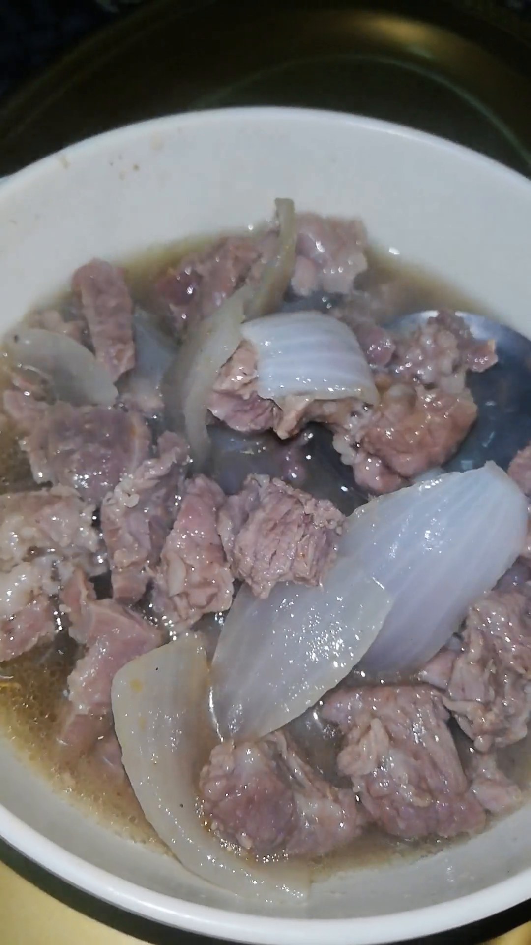 Olla de carne hecha con cortes para sopa