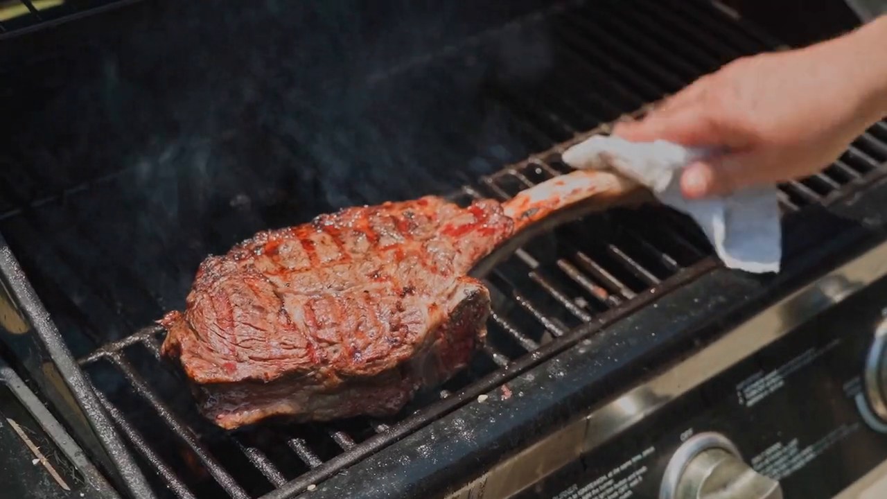 Tomahawk sellado sobre parrilla
